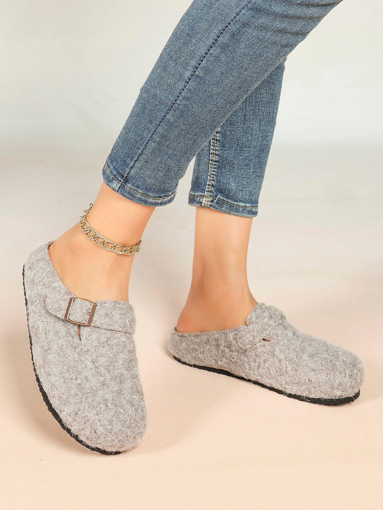Women's Fuzzy Felt Clogs Adjustable Buckle Slip-On Mules Flat Shoes for Indoor, Outdoor Casual Wear