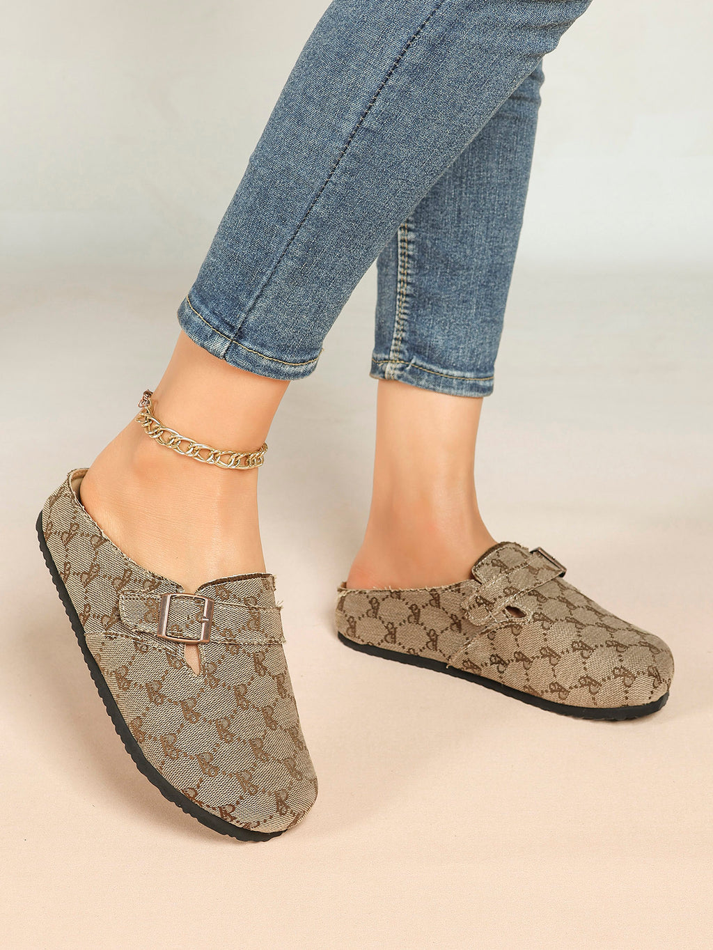 Women's Fuzzy Felt Clogs Adjustable Buckle Slip-On Mules Flat Shoes for Indoor, Outdoor Casual Wear