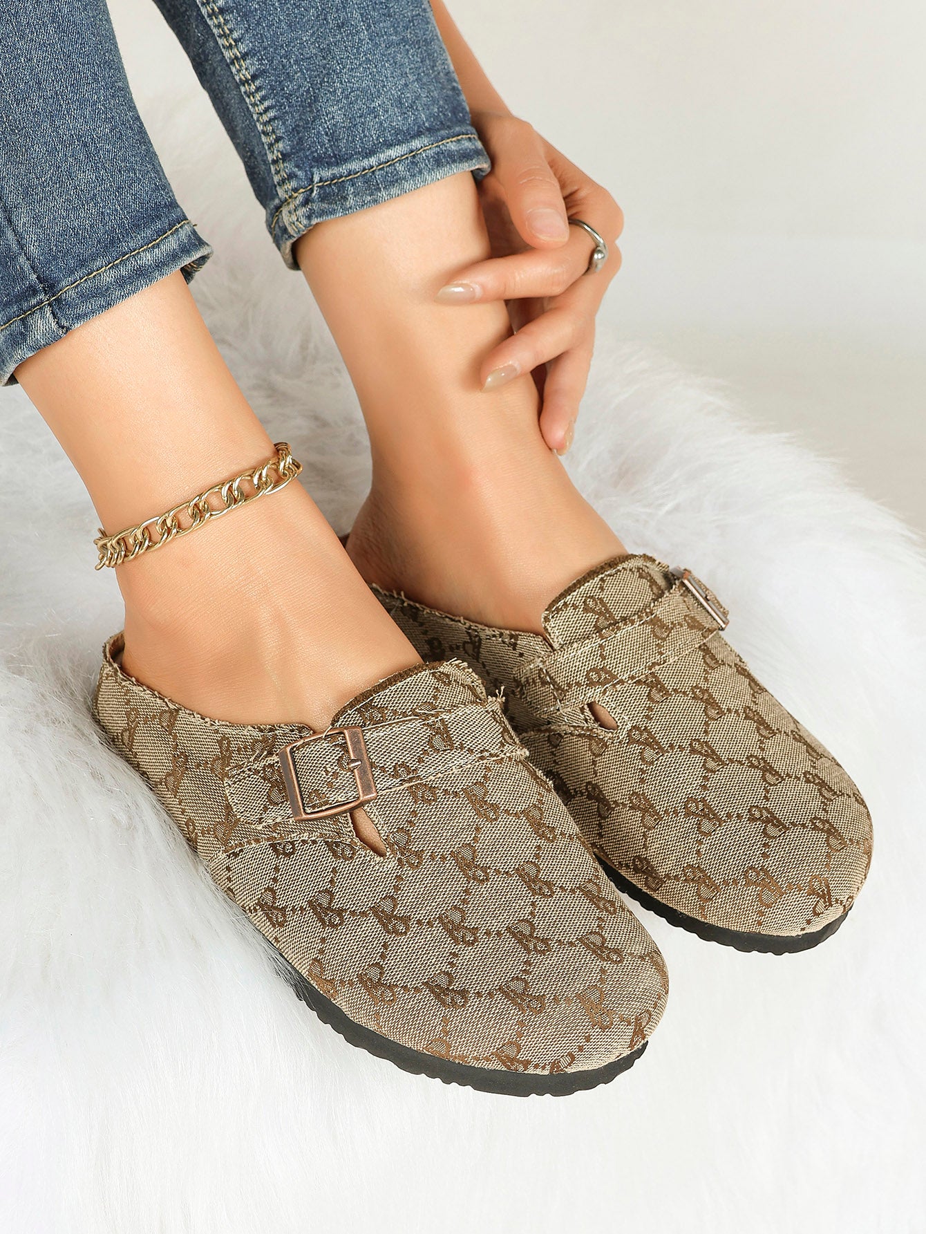 Women's Fuzzy Felt Clogs Adjustable Buckle Slip-On Mules Flat Shoes for Indoor, Outdoor Casual Wear