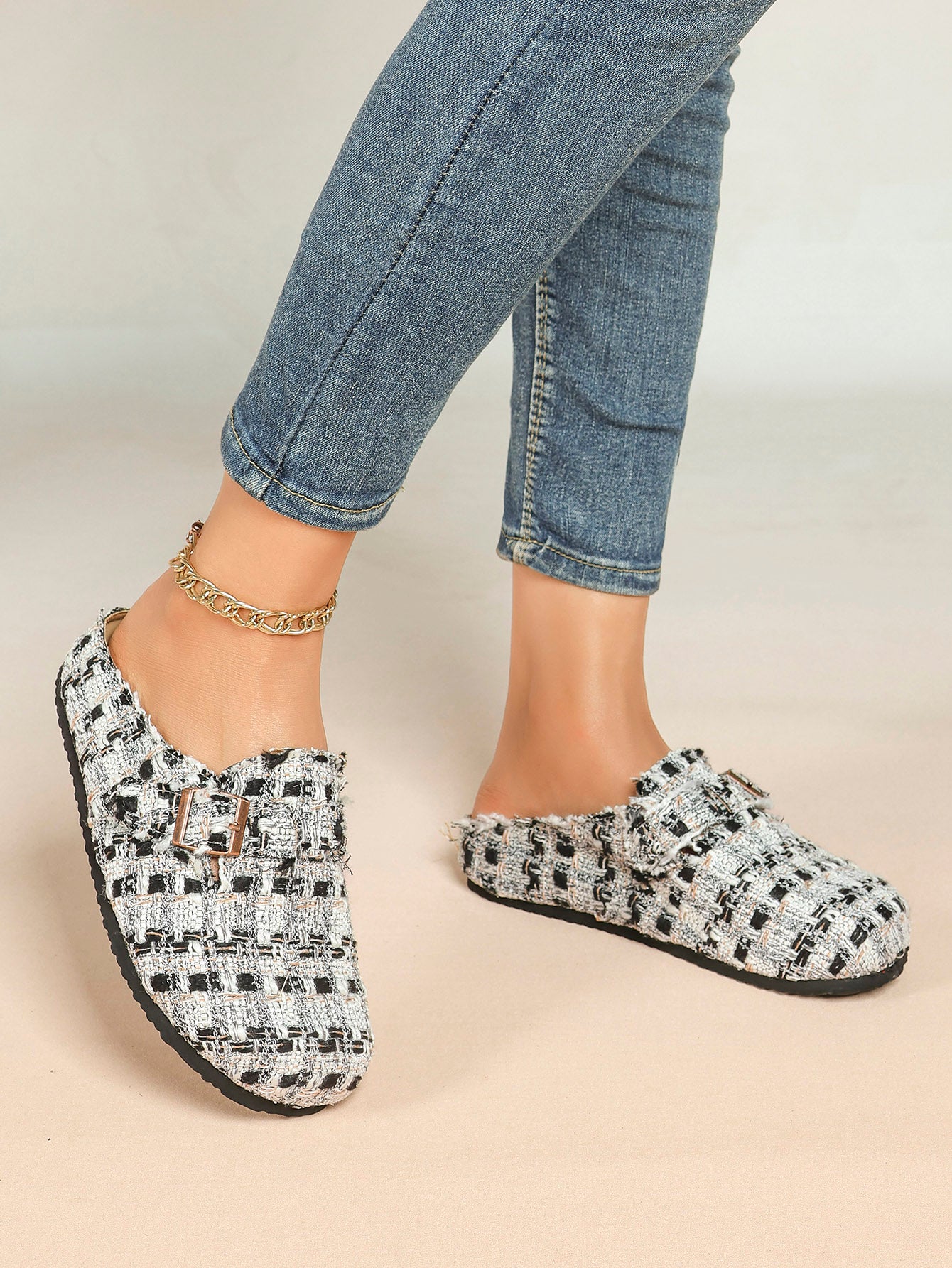 Women's Fuzzy Felt Clogs Adjustable Buckle Slip-On Mules Flat Shoes for Indoor, Outdoor Casual Wear