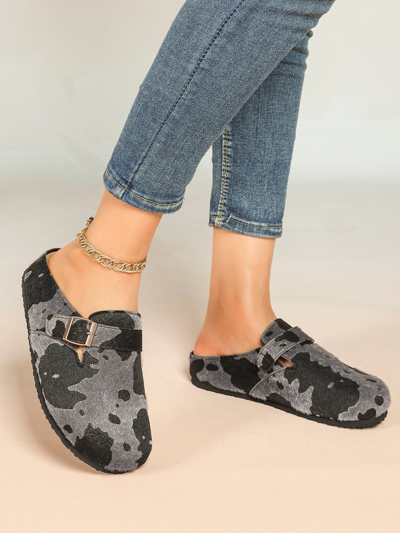 Women's Fuzzy Felt Clogs Adjustable Buckle Slip-On Mules Flat Shoes for Indoor, Outdoor Casual Wear