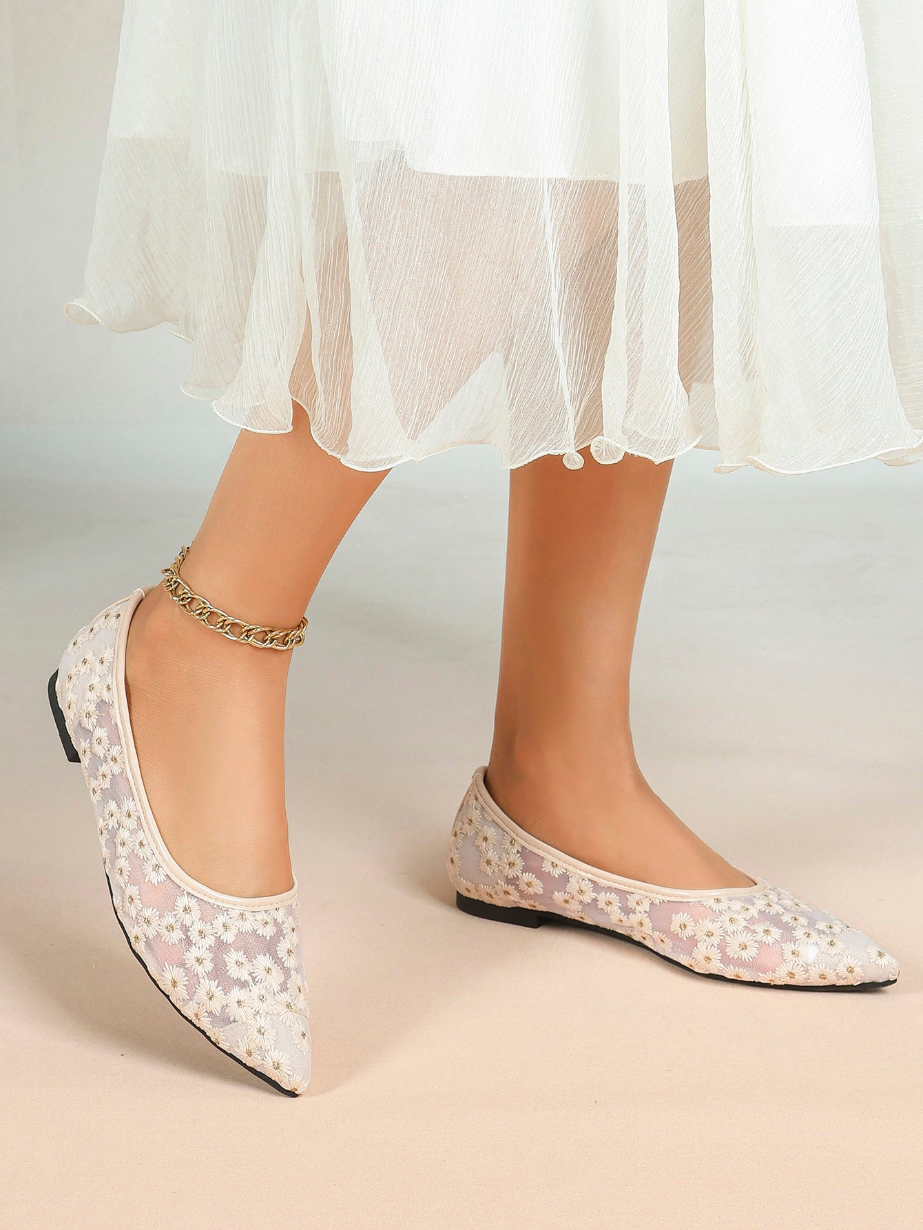 Women's Pointed Toe Daisy Embroidery Mesh Flats Slip On Elegant Summer Shoes for Bridal Casual Outfit