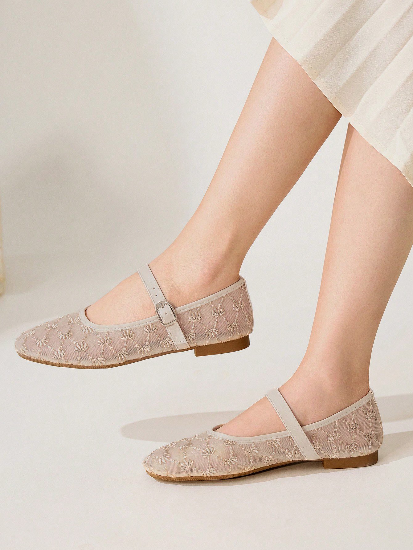 vintage floral embroidered mary jane shoes – light pink/beige vintage floral embroidered mary jane shoes – light pink/beige