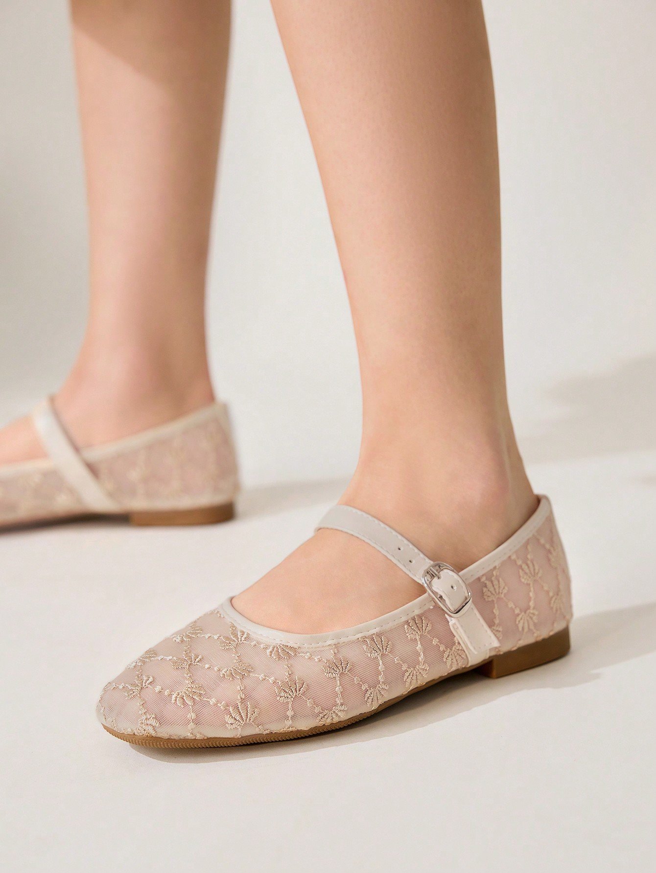 vintage floral embroidered mary jane shoes – light pink/beige vintage floral embroidered mary jane shoes – light pink/beige